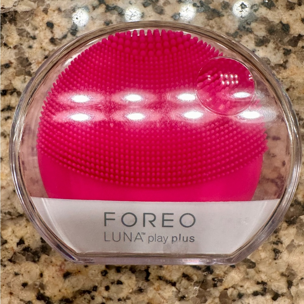 FOREO Luna Play Plus in Fuchsia